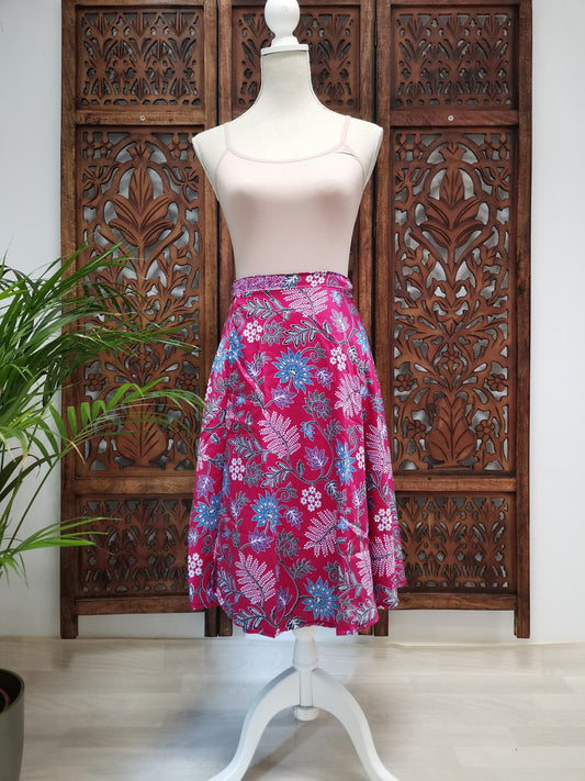 Korte wikkelrok met batikmotief fuchsia