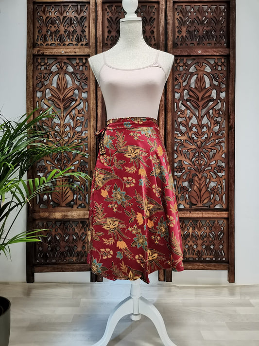 Korte wikkelrok met batikmotief bordeaux