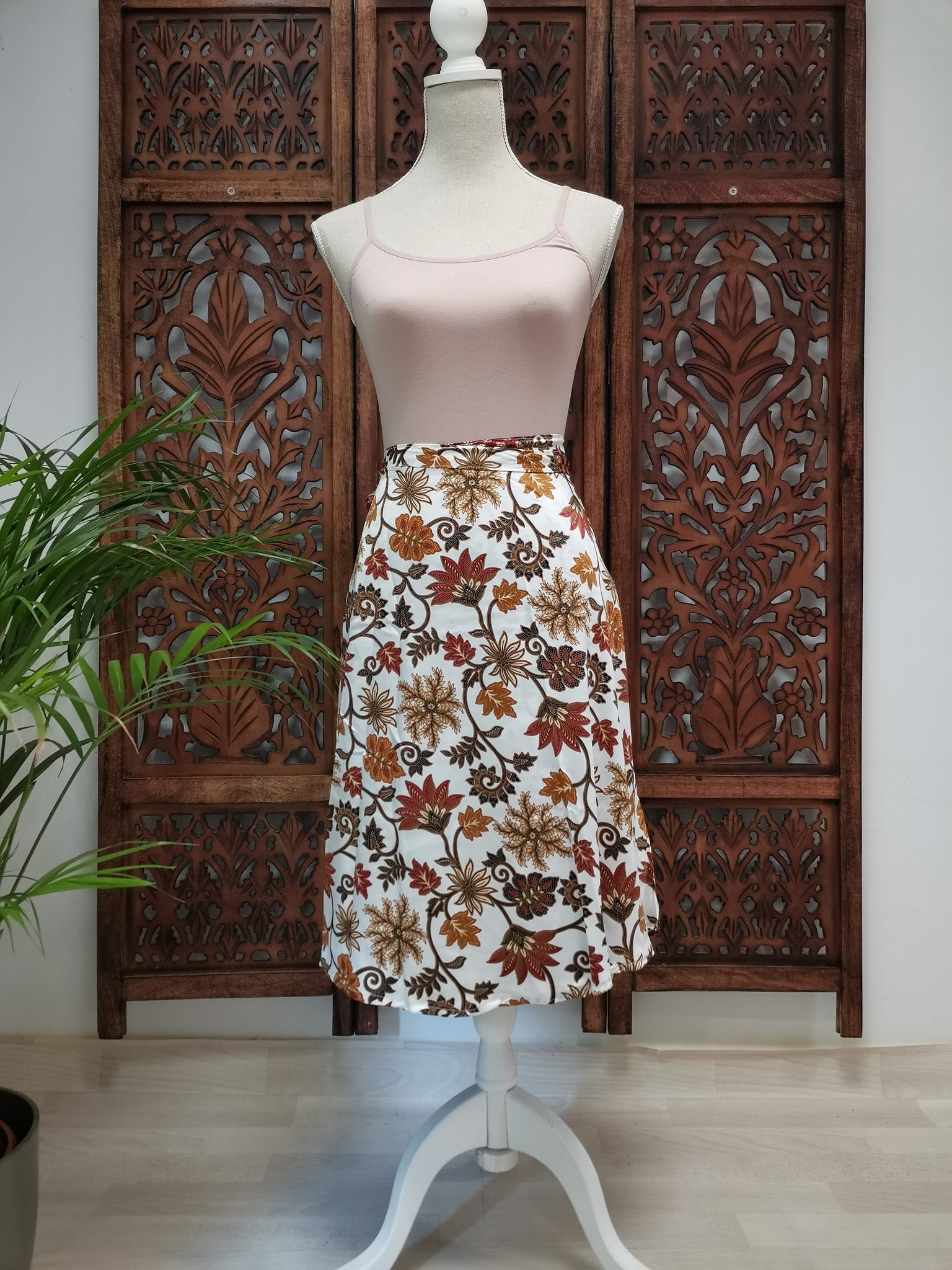 Korte wikkelrok met batikmotief wit met goud Sarong Batik