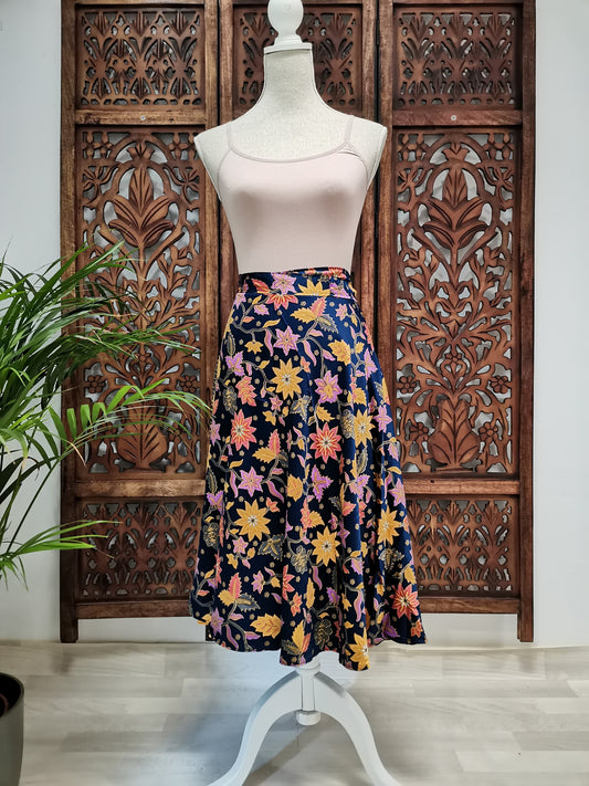 Korte wikkelrok met batikmotief donkerblauw met rode en paarse bloemen