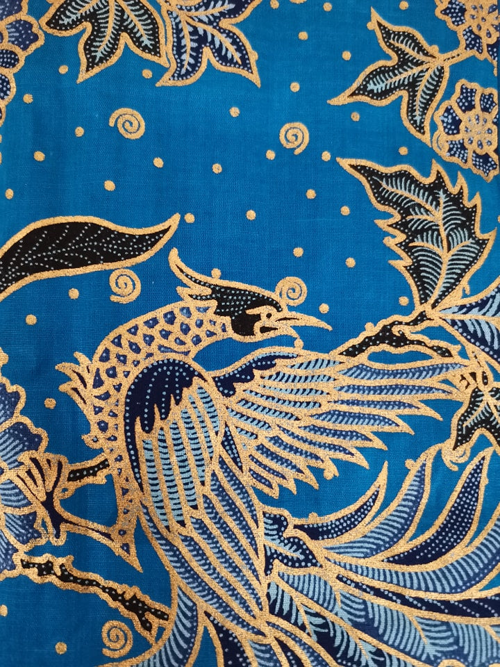 Traditionele sarong Prada Bali model 16, lichtblauw met goud en vogels